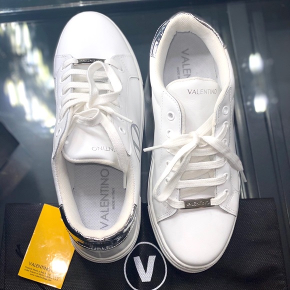 NEW! RARE Valentino Leather Low Top White Sneaker - Picture 4 of 8